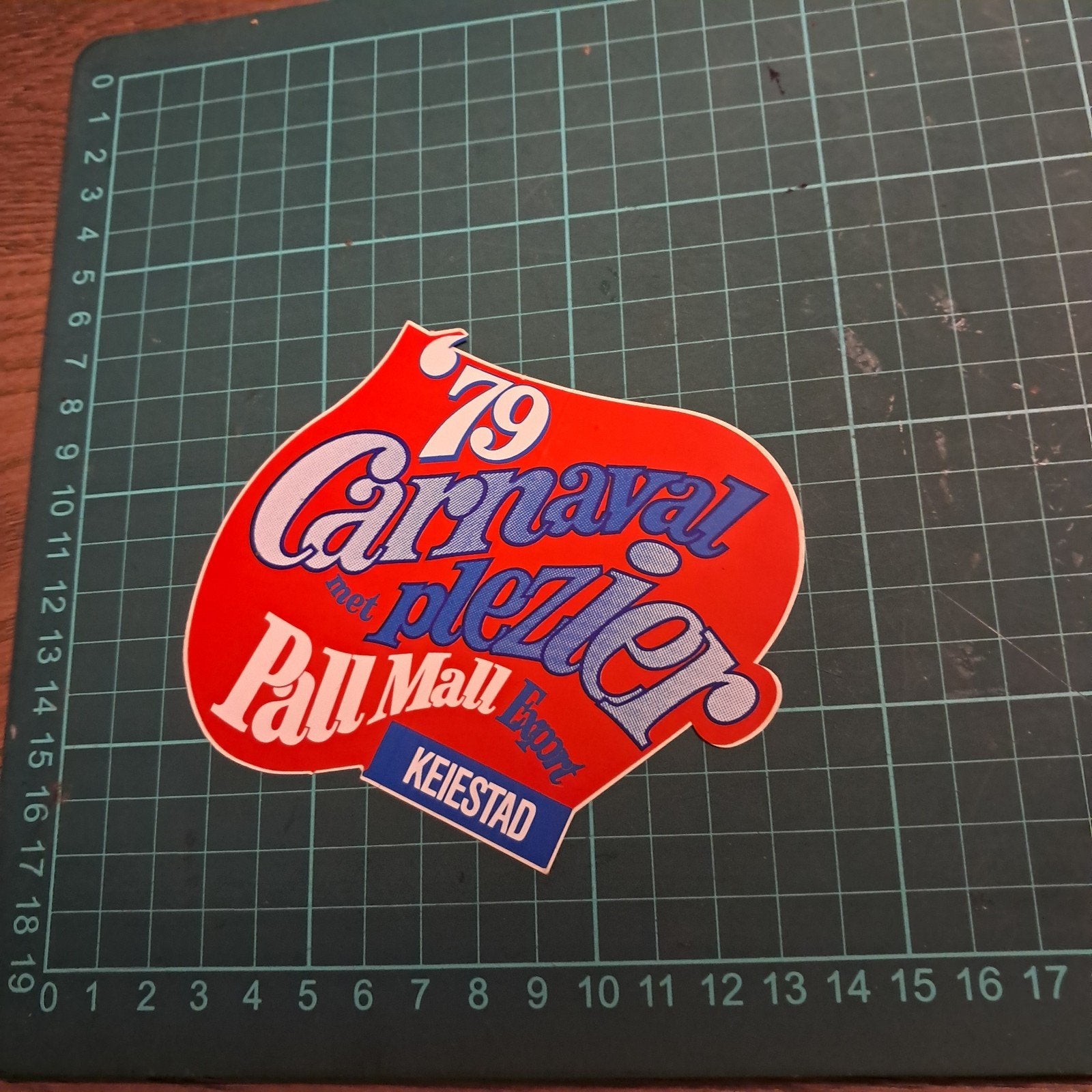 Vintage Carnaval 1979 Pall Mall Keiestad Sticker Jaren 70, Ophalen of Verzenden, Gebruikt, Sticker