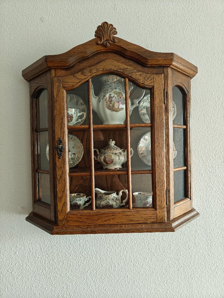 Eiken wandvitrine met idyllisch theeservies, Verzamelen, Ophalen of Verzenden, Gebruikt, Hout, Overige typen