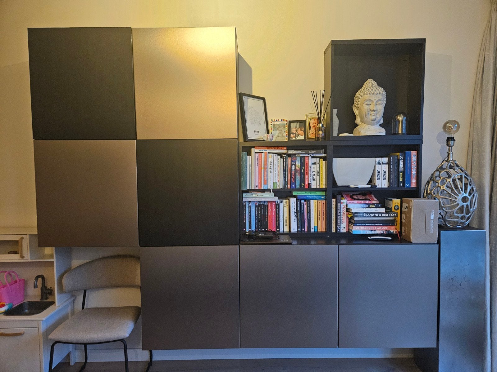 BESTA Wandkast IKEA zwartbruin met brons deurtjes, Huis en Inrichting, Ophalen, Met deur(en), Zo goed als nieuw, Minder dan 150 cm