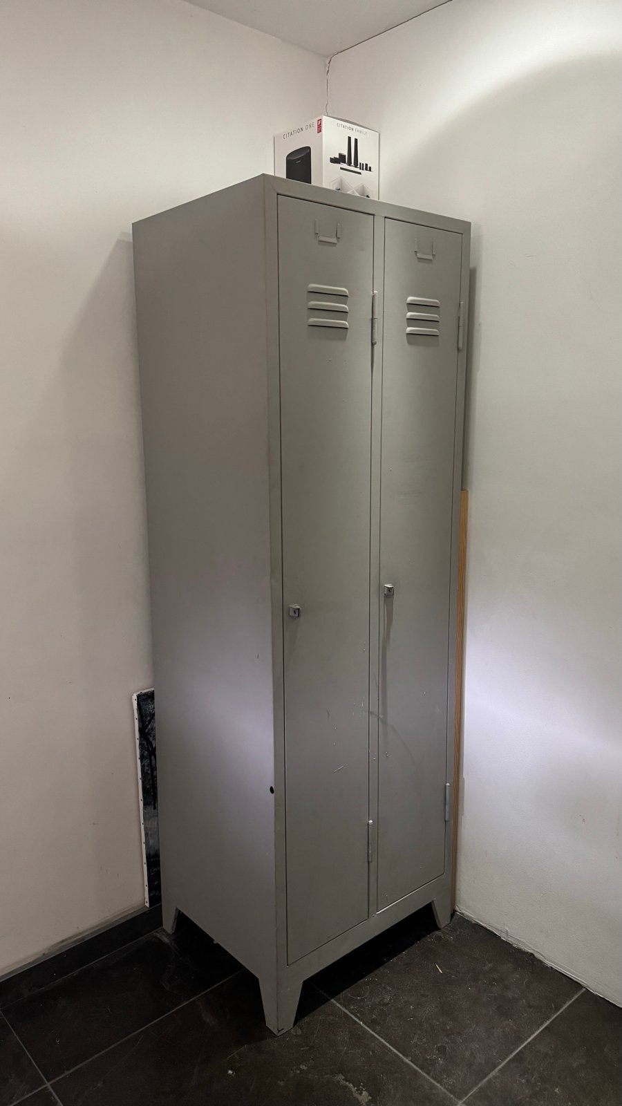 Vintage metalen locker / kledingkast - grijs, Huis en Inrichting, Kasten | Lockerkasten, Ophalen, Gebruikt