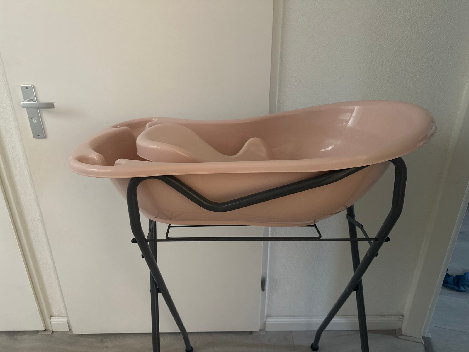 Babybadje met standaard en badzitje - Roze, Kinderen en Baby's, Overige merken, Gebruikt, Ophalen of Verzenden, Badje