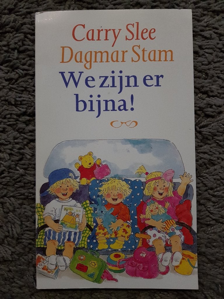 Boek : We zijn er bijna! -- Carry Slee / Dagmar Stam, Boeken, Ophalen of Verzenden, Gelezen, Carry Slee / Dagmar Stam, Fictie algemeen