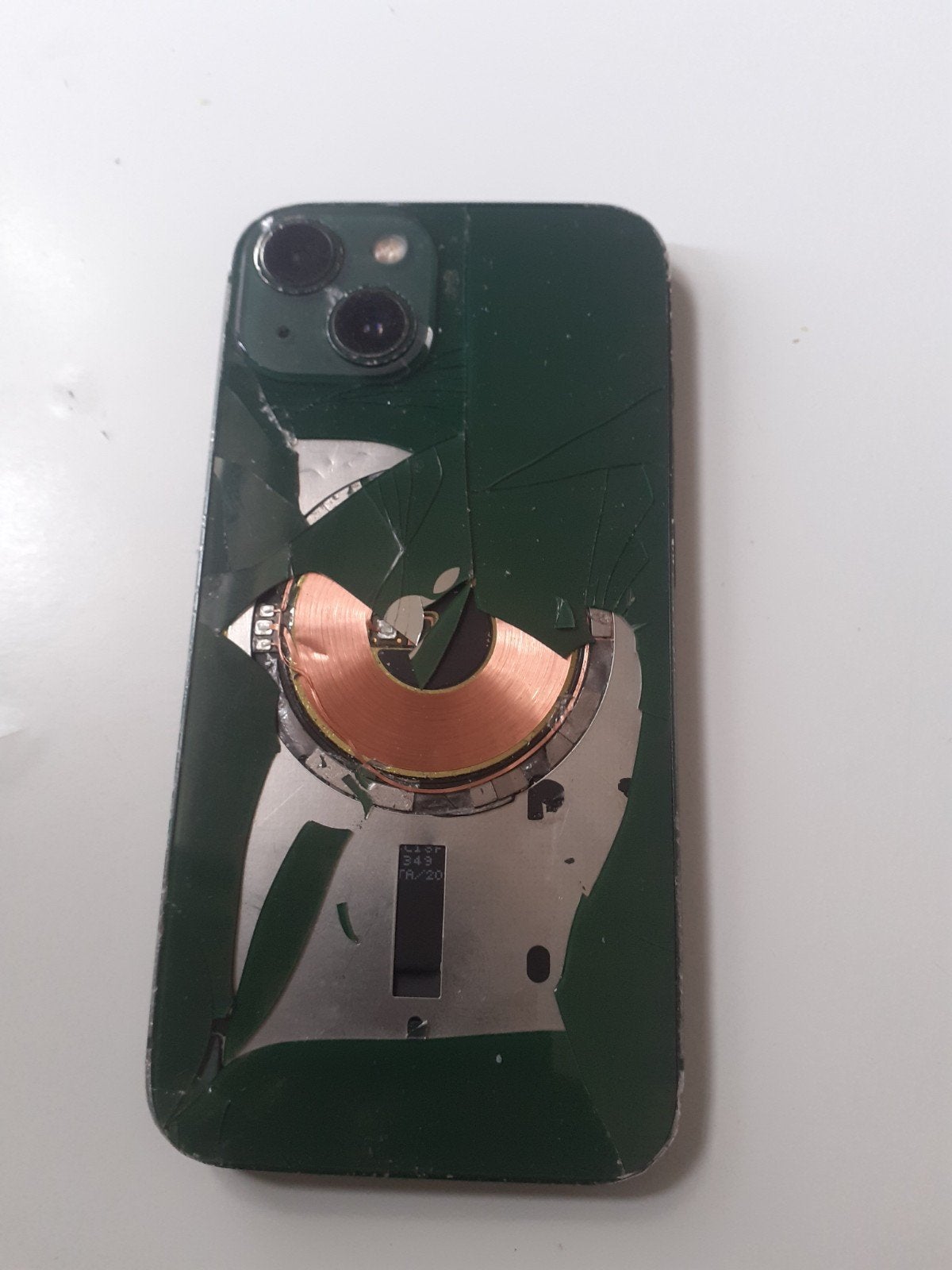 iPhone 13, 128GB - Achterkant kapot, batterij te vervangen, Telecommunicatie, Mobiele telefoons | Apple iPhone, Ophalen of Verzenden