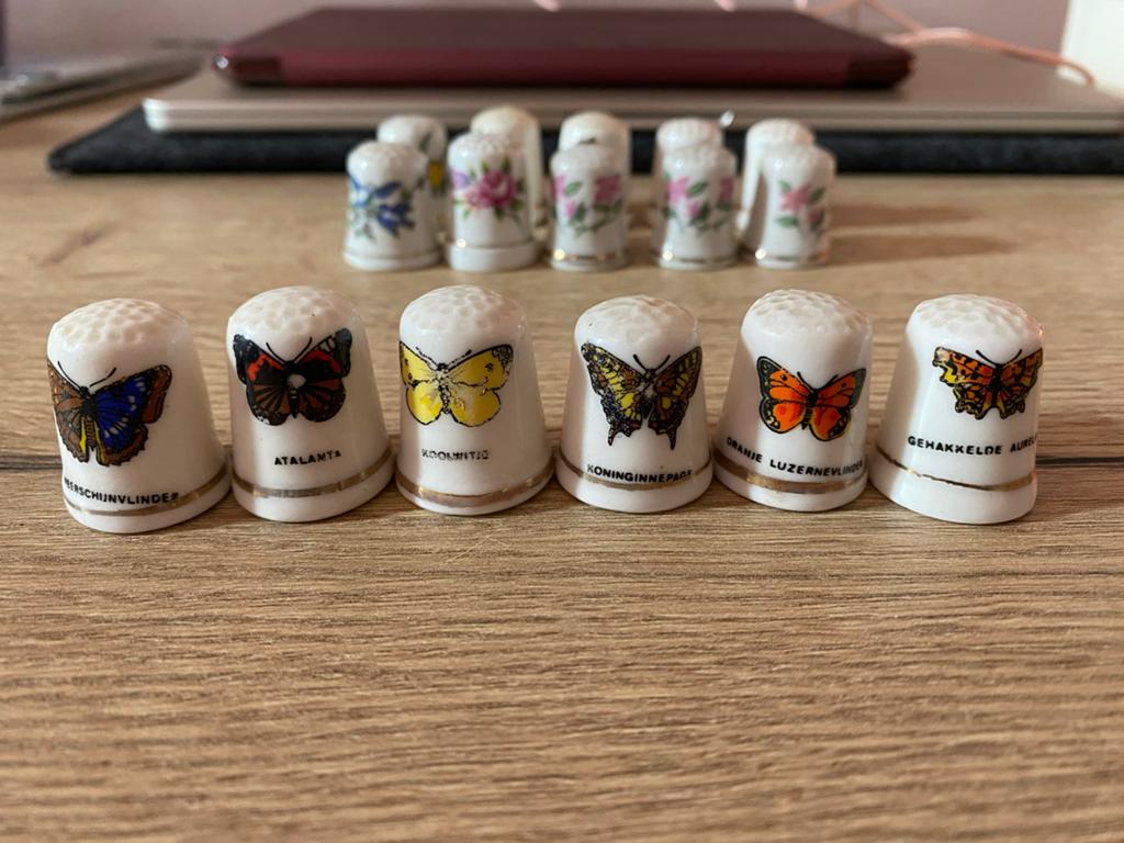 Set van 6 porseleinen vingerhoedjes met vlinders, Ophalen of Verzenden, Zo goed als nieuw, Porselein, Nederland