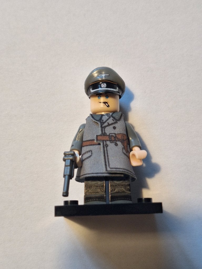 Lego ww2 Duitse officier met pistool en jas van stof, Ophalen of Verzenden, Zo goed als nieuw, Overige merken