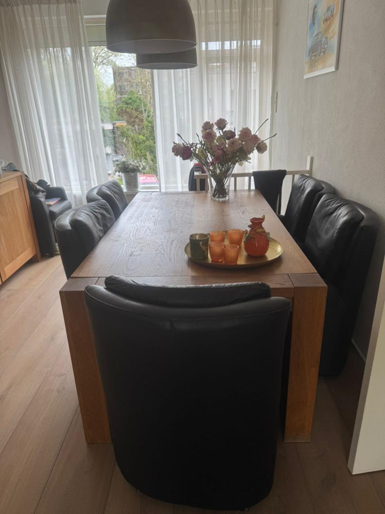 Eiken tafel met  4 zwarte leren  eetkamerstoelen, Ophalen, Gebruikt, Eiken / Leer