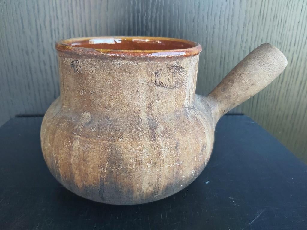 Mooie oude franse terracotta Vallauris kook pot - leuk model, Antiek en Kunst, Antiek | Keramiek en Aardewerk, Ophalen of Verzenden