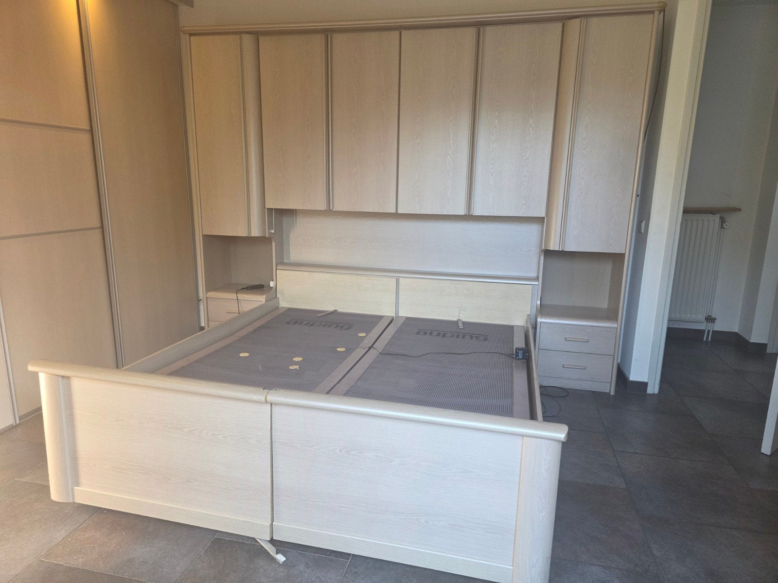 Tweepersoonsbed met ombouw en nachtkastjes, Ophalen, Gebruikt, Tweepersoons, 180 cm