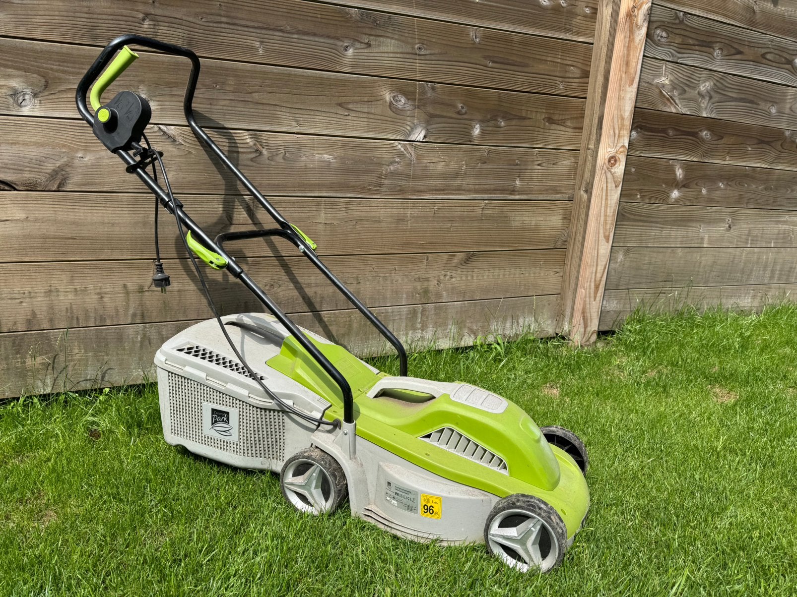 Grasmaaier + kantenmaaier Central Park, Tuin en Terras, Grasmaaiers, Ophalen, Cirkelmaaier, Gebruikt, Elektrische grasmaaier