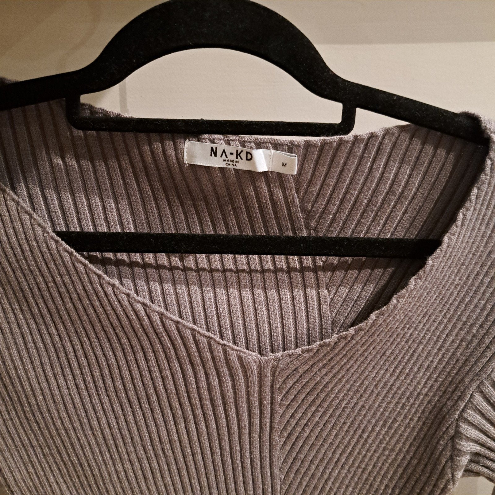 NA-KD asymmetrische lonsleeve grijs M, Kleding | Dames, Maat 38/40 (M), NA-KD, Ophalen of Verzenden, Zo goed als nieuw