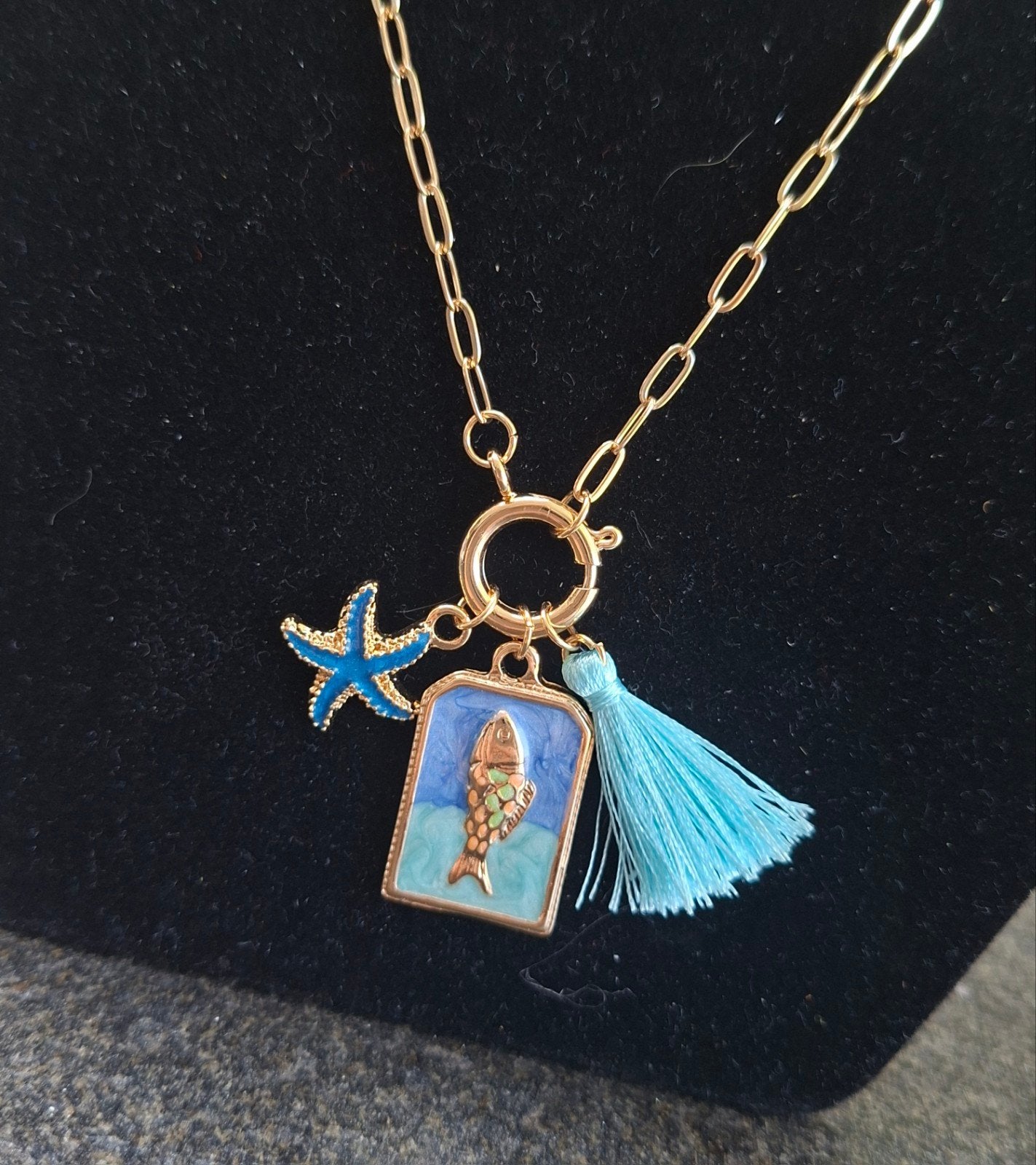 Gouden ketting met zeeleven bedels en kwastje, Overige materialen, Verstelbaar, Nieuw, Ophalen of Verzenden