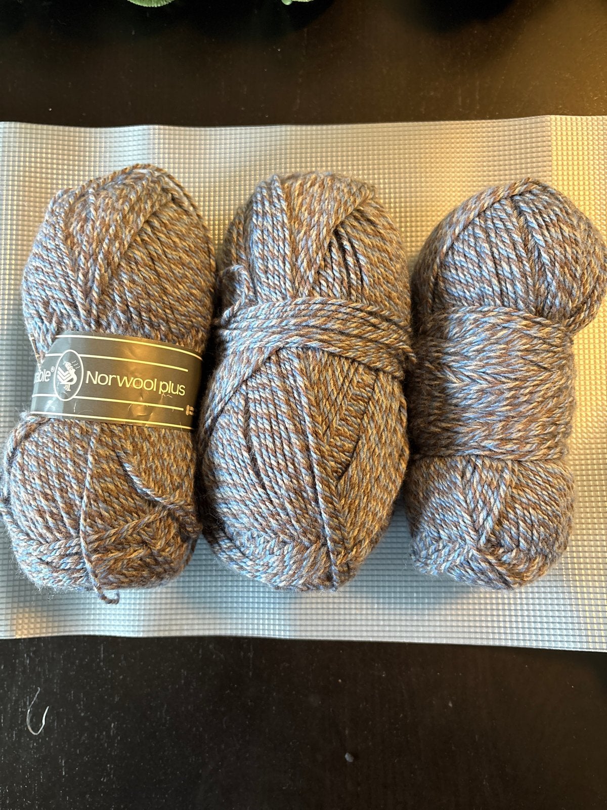 3 bollen Durable Norwool sokkenwol - bruin/blauw gemêleerd, Ophalen, Nieuw, Breien of Haken, Wol of Garen