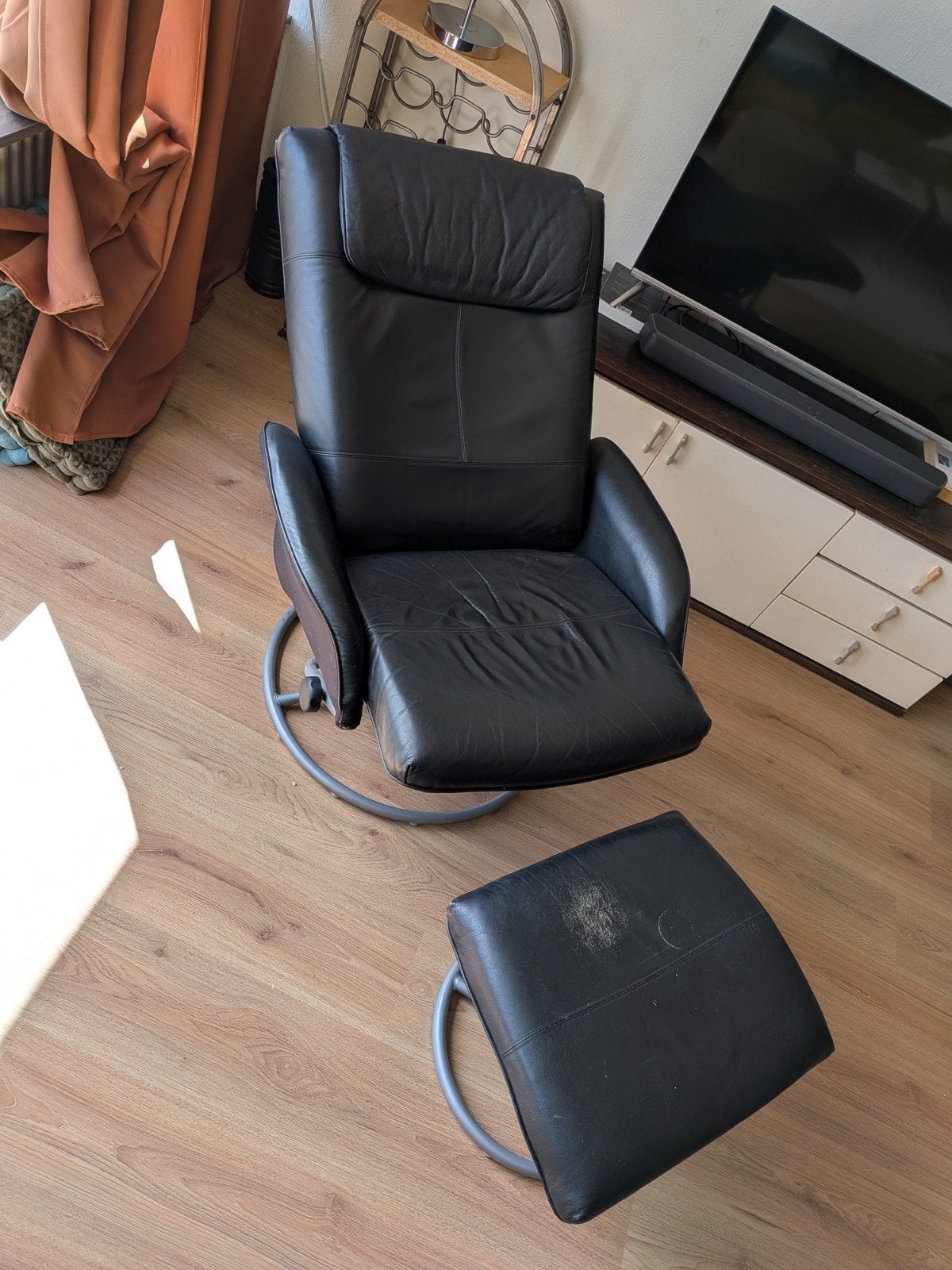 Ikea malung, zwarte leren relaxfauteuil met voetenbank, Huis en Inrichting, Fauteuils, Ophalen, Gebruikt, Modern, Comfort, 75 tot 100 cm