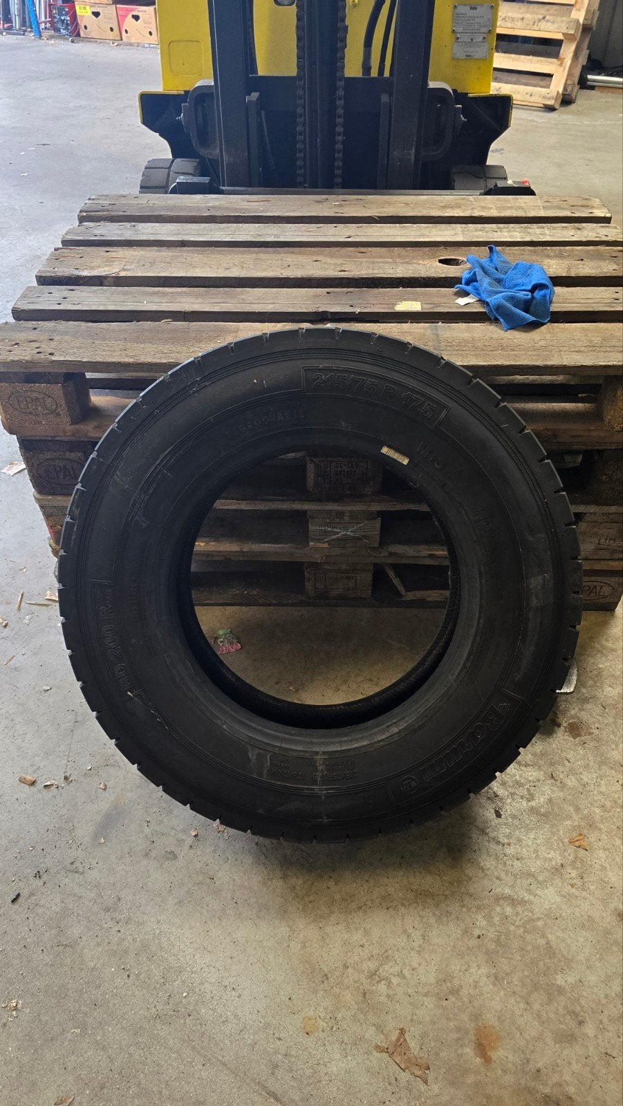 Vrachtwagenband 215/75R 17,5 echt zgan zie foto's, Auto-onderdelen, Ophalen, Gebruikt, Mercedes-Benz, Overige Auto-onderdelen