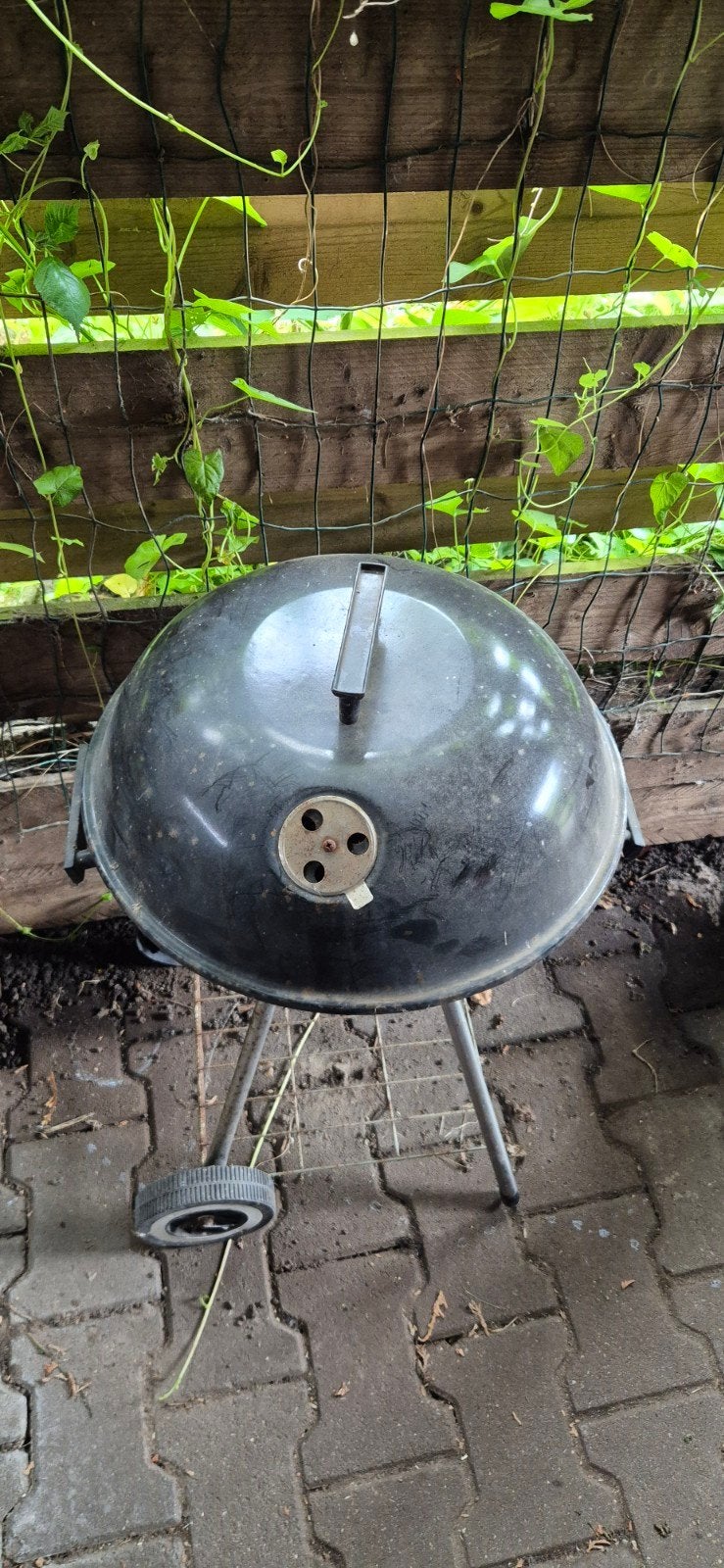 Gebruikte houtskool barbecue op wielen, Tuin en Terras, Houtskoolbarbecues, Gebruikt, Ophalen