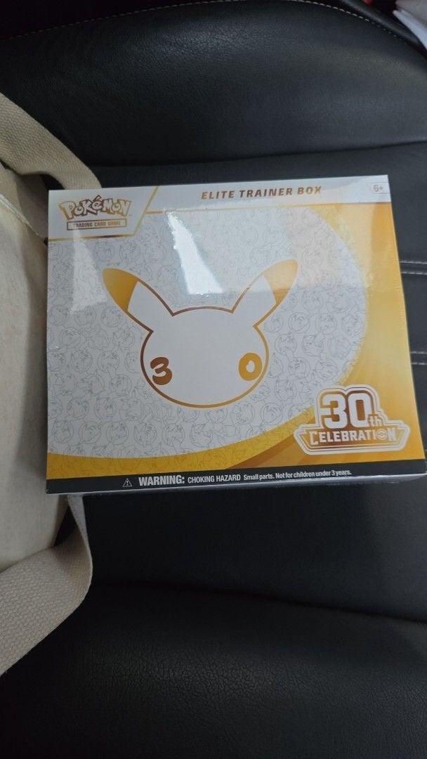 Pokémon Elite Trainer Box 30th Celebration 5x, Ophalen of Verzenden, Nieuw, Boosterbox
