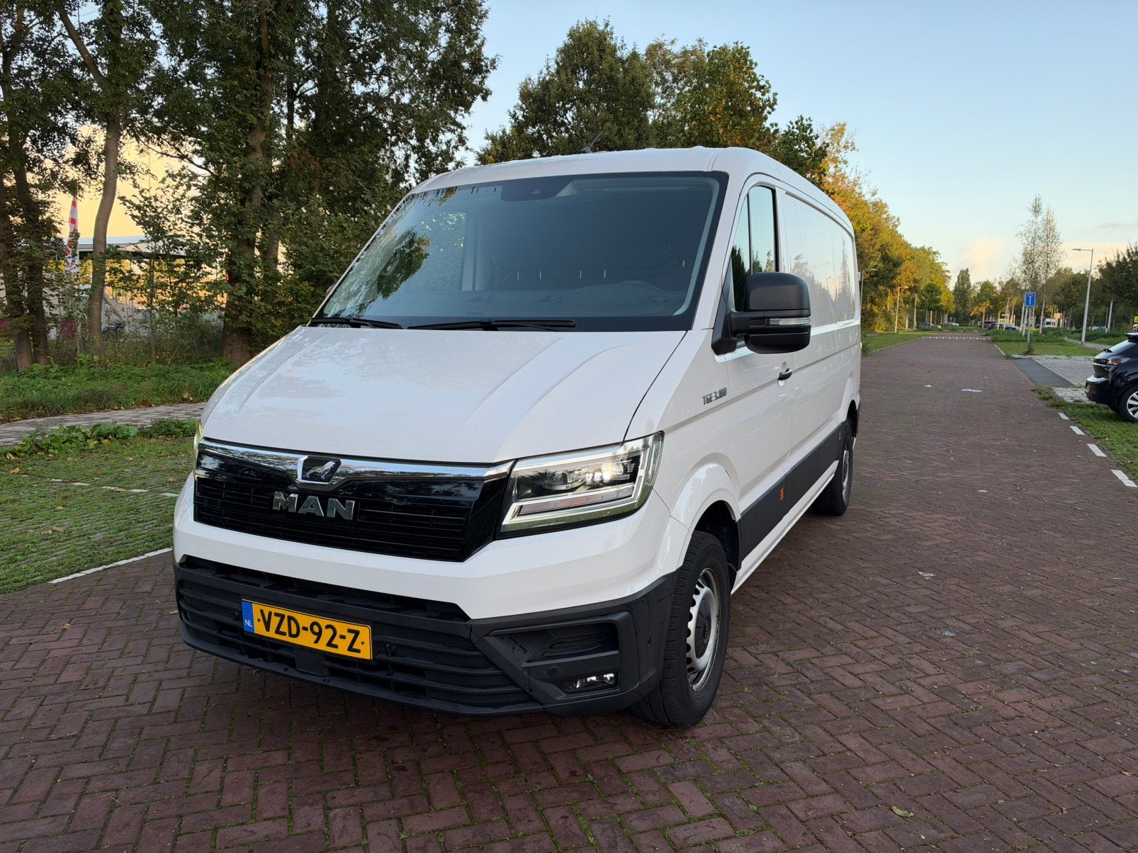 MAN TGE 177pk 3.180 Aut 2024 LED ACC vol, Auto's, Zwart, 4 cilinders, MAN, Wit
