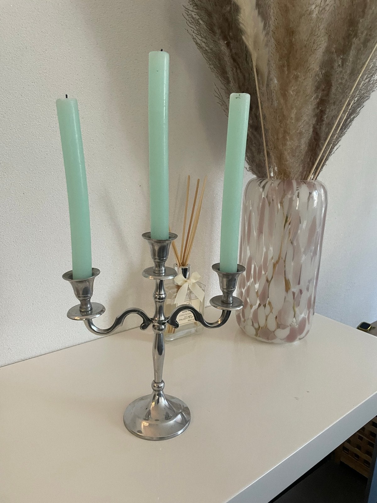 Zilverkleurige kandelaar met 3 armen, Huis en Inrichting, Woonaccessoires | Kandelaars en Kaarsen, Ophalen, Gebruikt, Metaal, Grijs