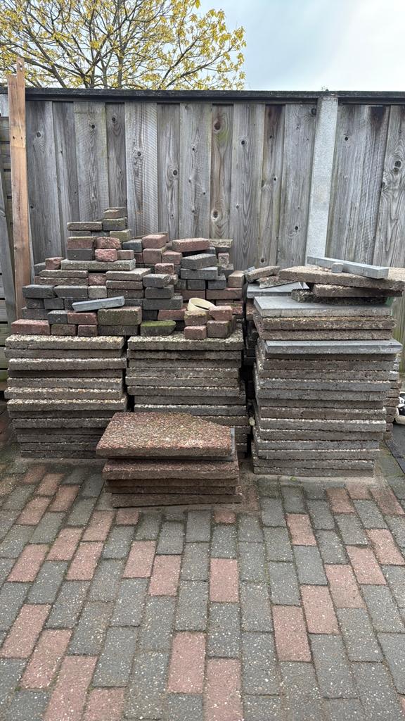 GRATIS! Grint tegels cq 60m2, Ophalen, Beton, Terrastegels