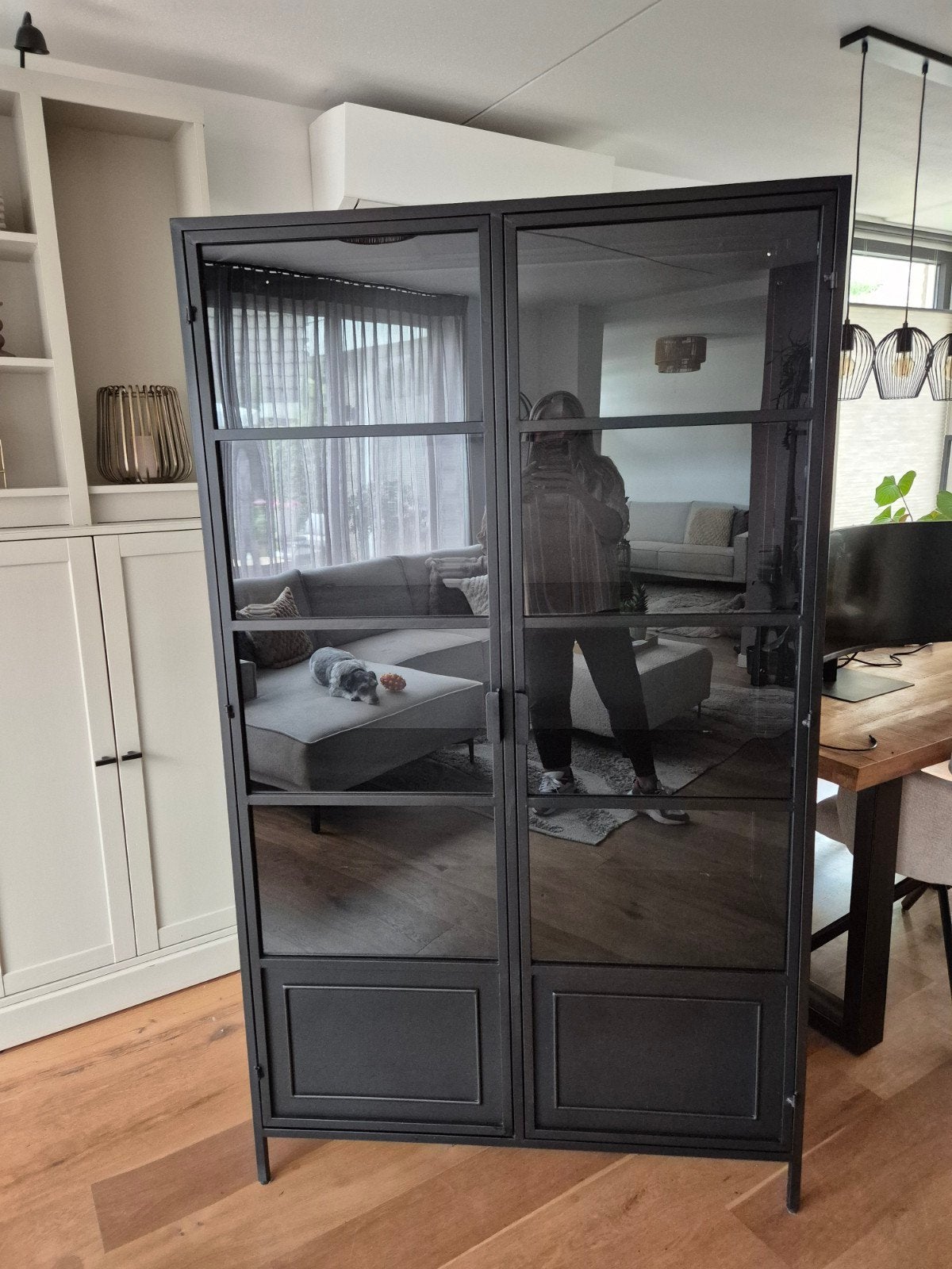 Mooie stalen zwarte vitrinekast met glas., Huis en Inrichting, Kasten | Vitrinekasten, Ophalen, 100 tot 150 cm, Zo goed als nieuw