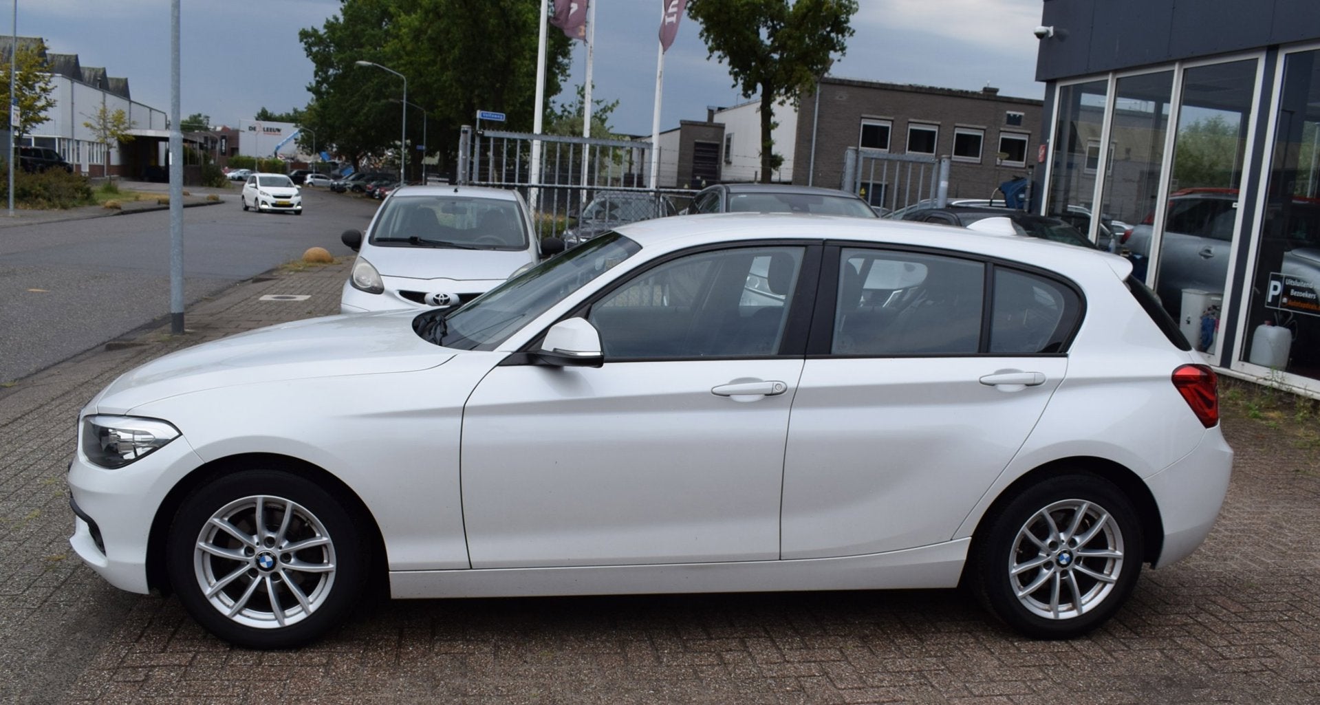 BMW 1-serie 118i Centennial Executive | ACHTERUIT RIJ SENSOR, Auto's, Gebruikt, Automatische klimaatregeling, Wit, Bedrijf