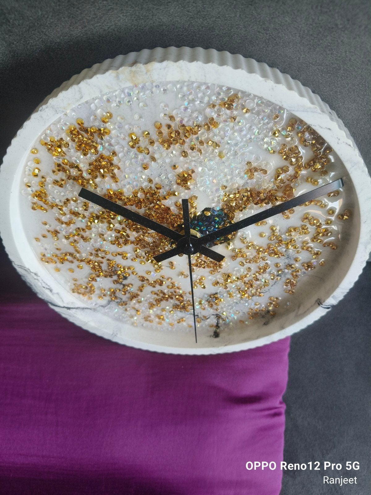 Unieke handgemaakte wandklok met hars en glitter, Ophalen, Zo goed als nieuw, Analoog, Wandklok