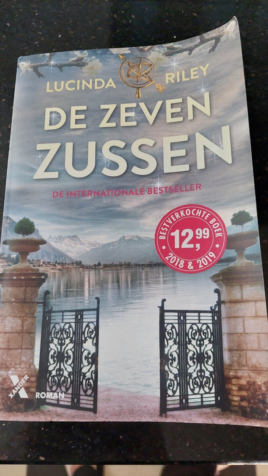 De Zeven Zussen - Lucinda Riley (prima staat), Ophalen of Verzenden, Zo goed als nieuw, Lucinda Riley