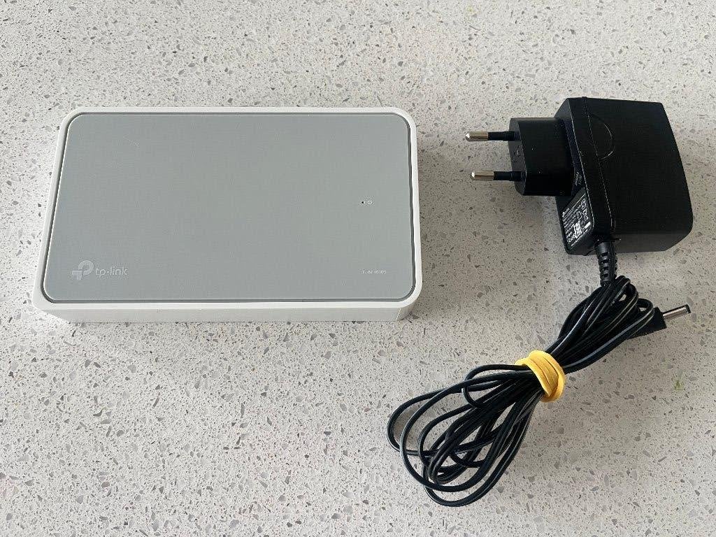 TP-Link TL-SF1008D 8-Poorts Netwerk Switch (10/100 Mbps), Verzenden, Zo goed als nieuw