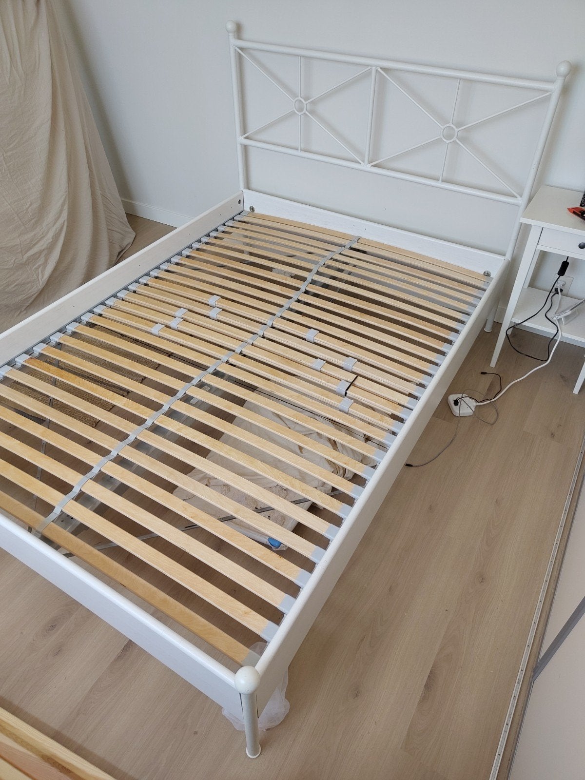 Wit bed 140 x 200 met lattenbodem, Ophalen, Gebruikt, Wit, Modern klassiek