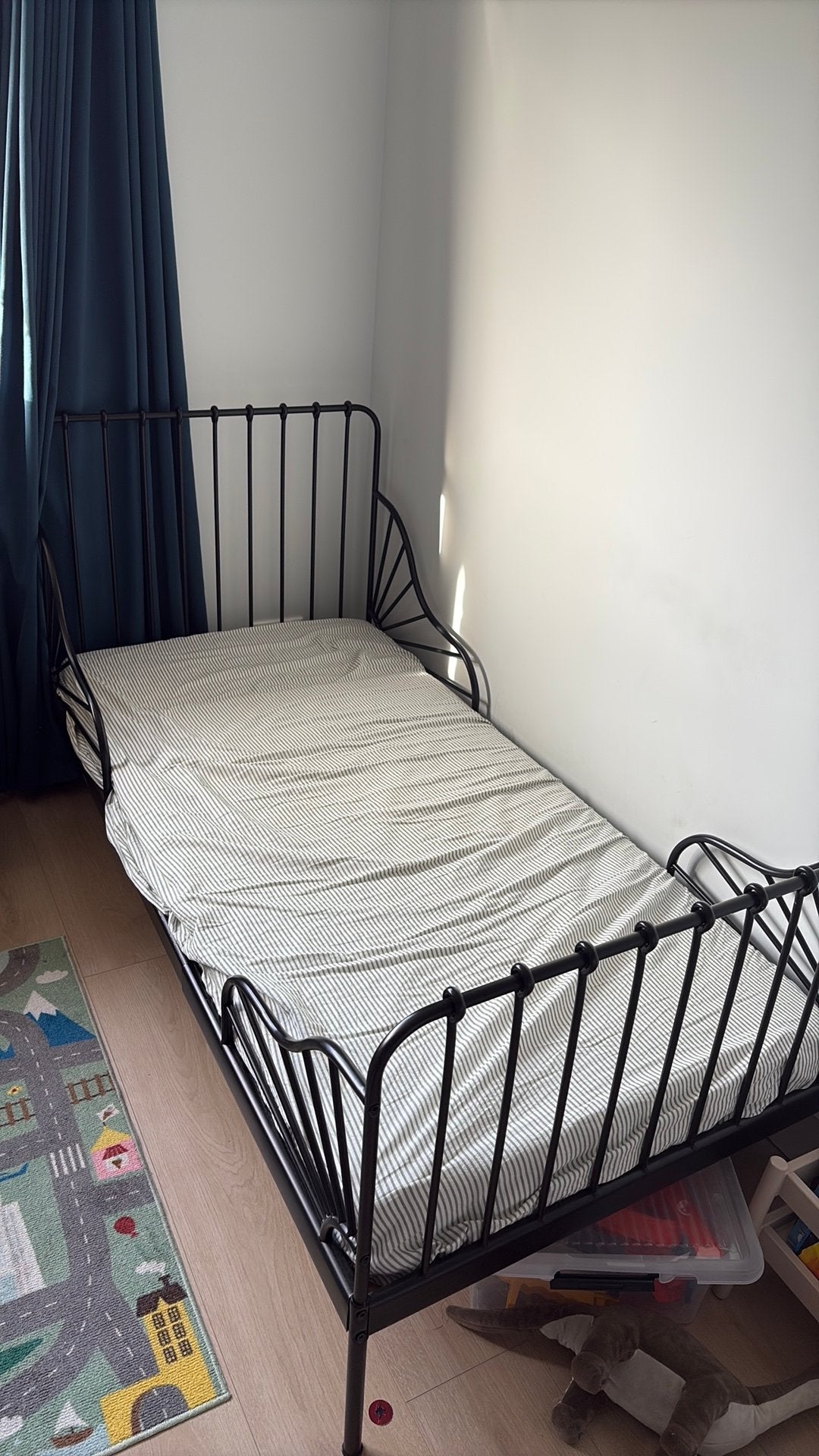 Ikea minnen meegroeibed peuterbed zwart, Huis en Inrichting, Ophalen, Eenpersoons, Zwart, Zo goed als nieuw