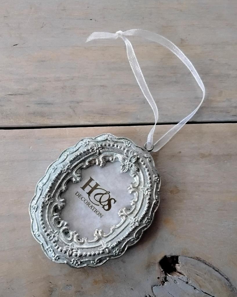 Schattig brocant fotolijstje aan ophanglint - nieuw, Ophalen of Verzenden, Nieuw