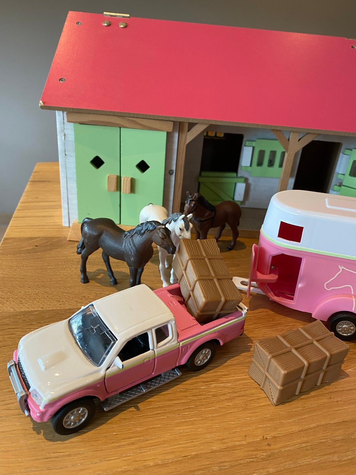 Kids Globe Paardenstal met Pick-up Truck en Paardentrailer, Ophalen, Gebruikt