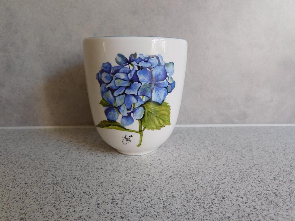Mok 9x8 cm. Hortensia JET by ter Steege, Ophalen of Verzenden, Zo goed als nieuw, Overige stijlen, Kop(pen) en/of Schotel(s)