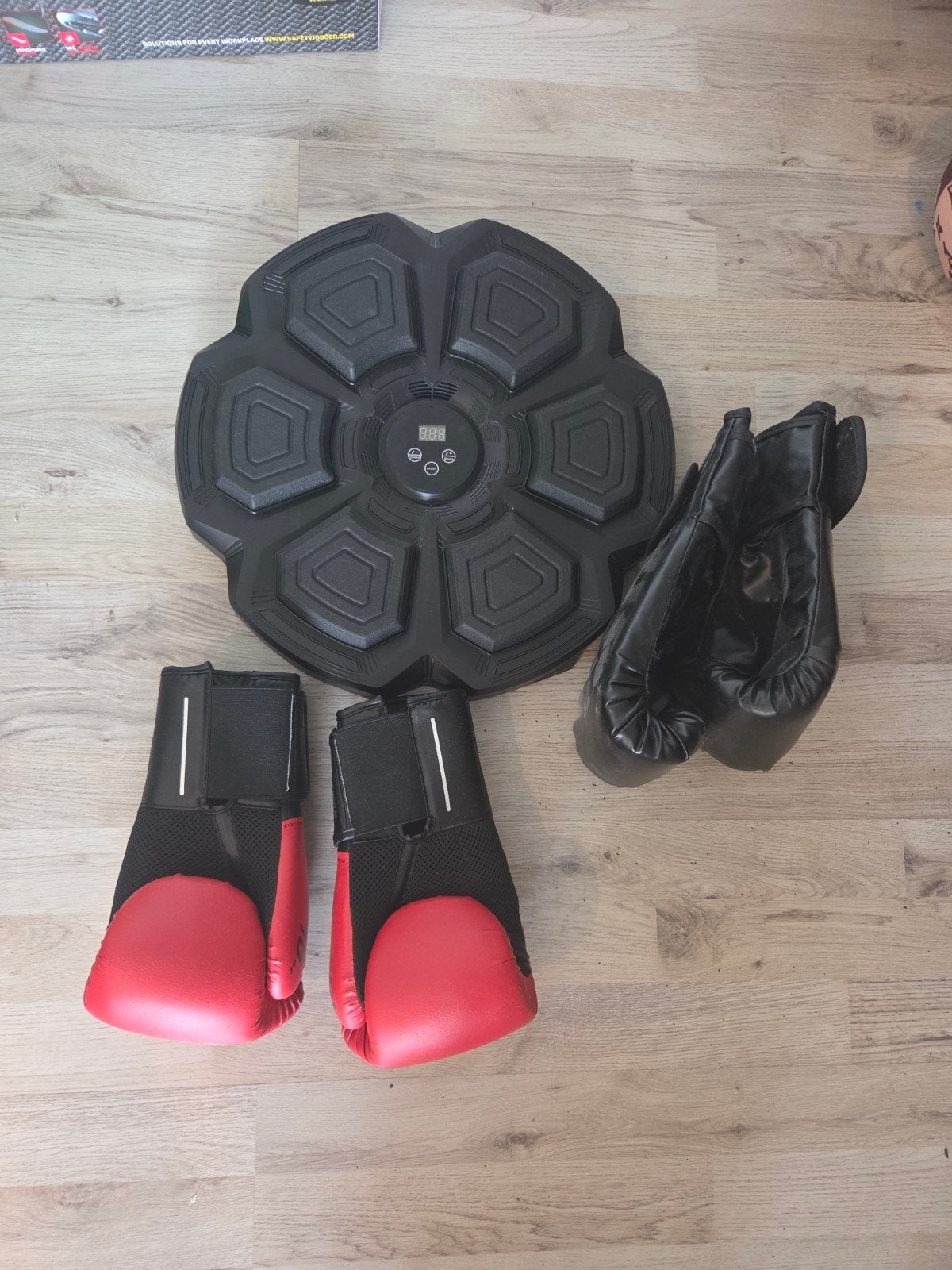 Boks set: Elektronische bokstrainer en bokshandschoenen, Ophalen of Verzenden, Zo goed als nieuw, Bokshandschoenen