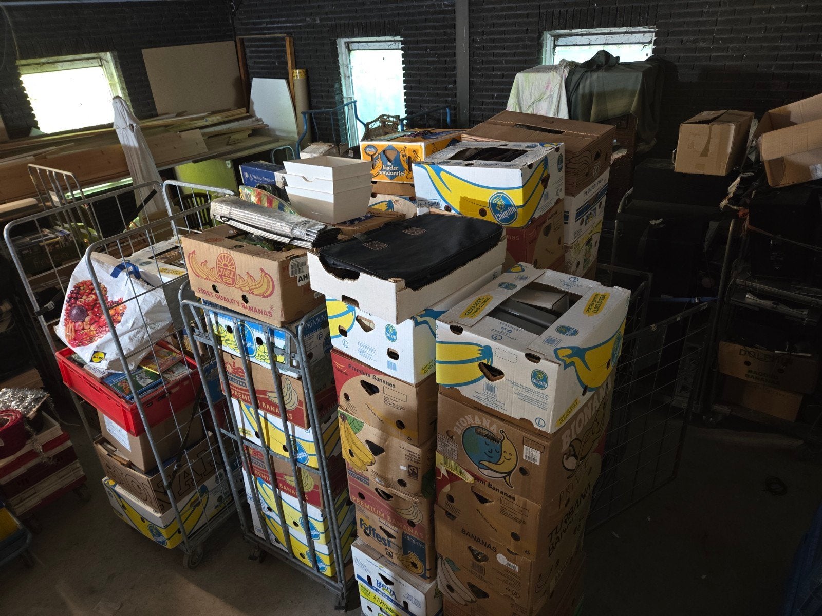 Foto 16 van zeer grote partij 19 rolcontainers rommelmarkt spullen