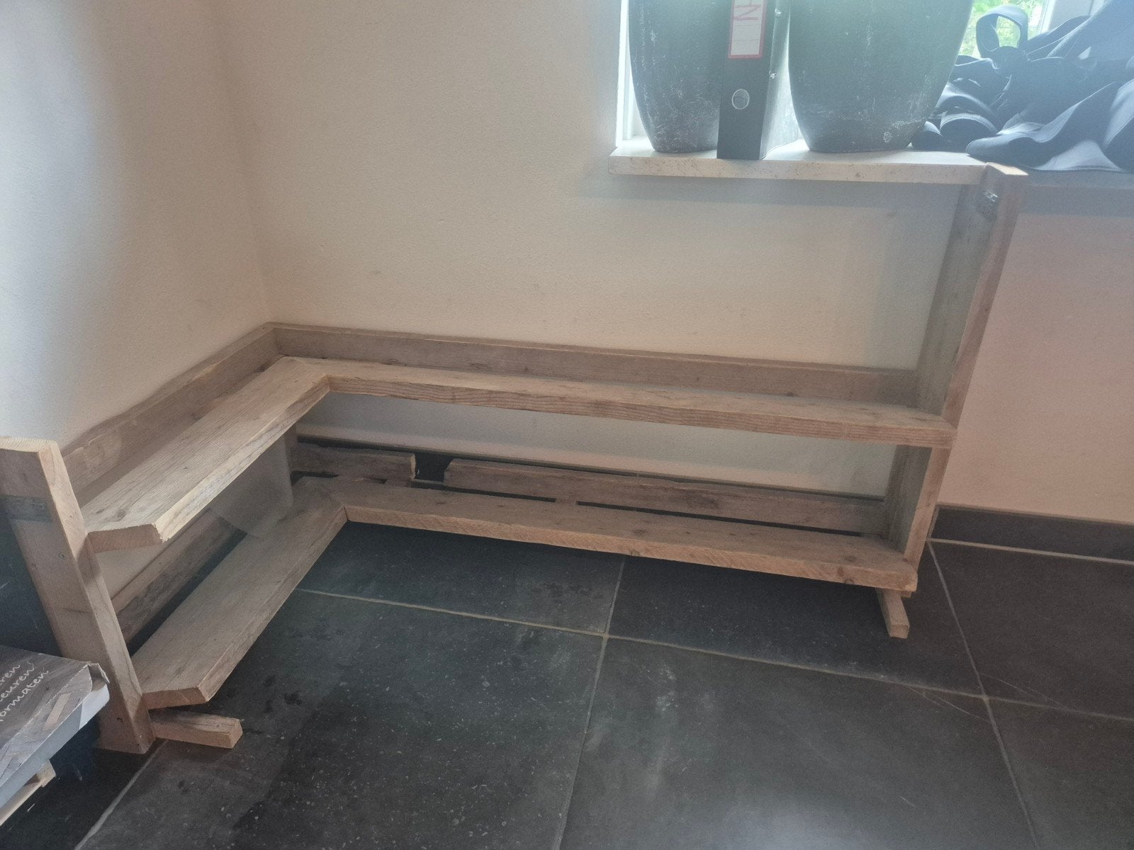 Steigerhouten hoekbankje met gat voor afvoer, Ophalen, Zo goed als nieuw