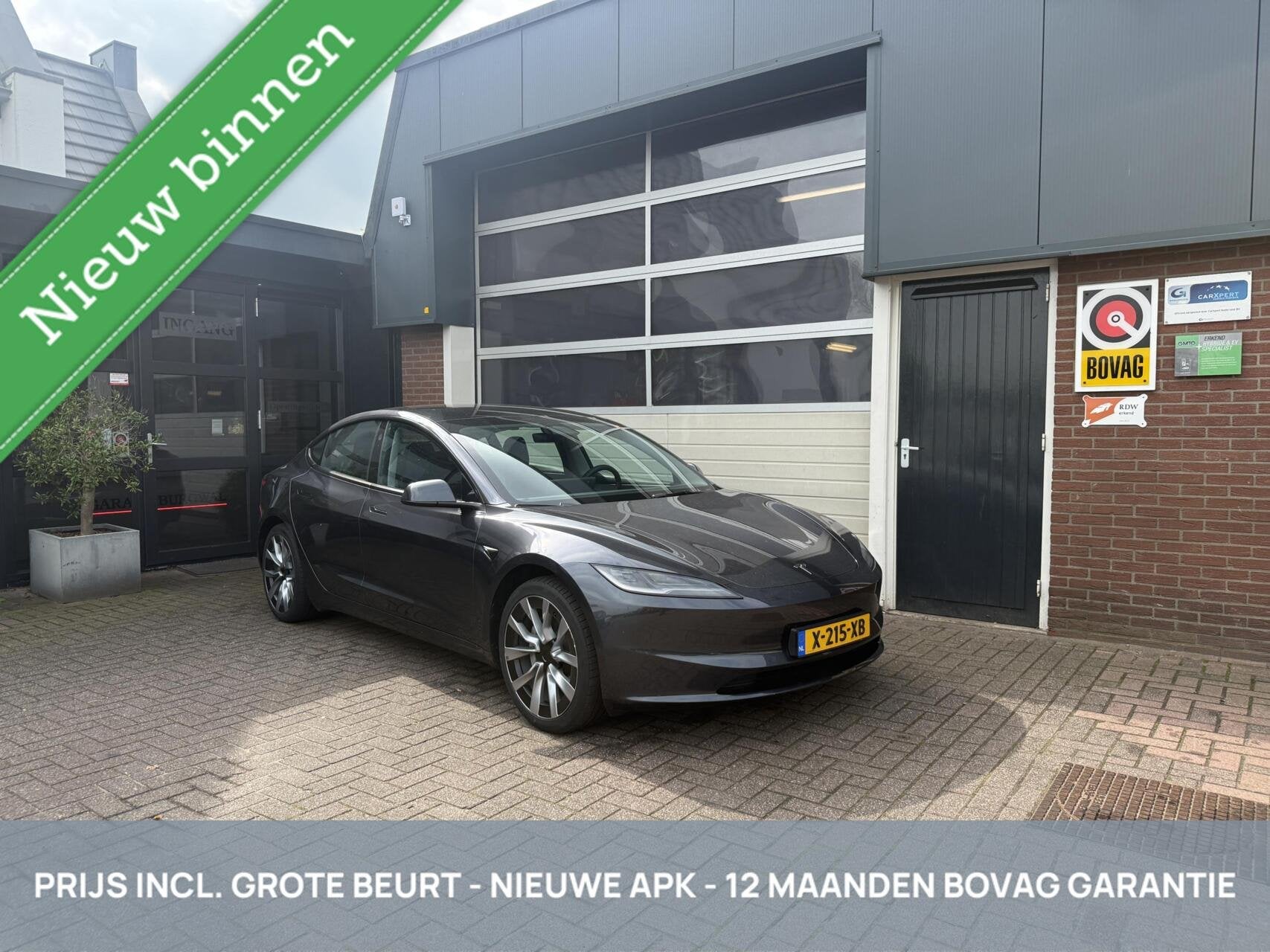 Tesla Model 3 RWD 60 kWh TREKHAAK/PANO *ALL-IN PRIJS*, Auto's, Automaat, 12 maanden, Achterwielaandrijving, Zwart