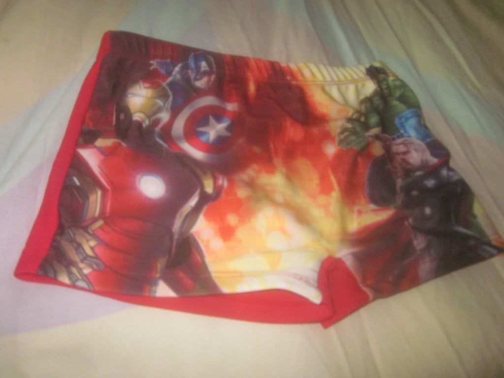 Nw rood/blauw/zwart/geel ea zwemshort/zwembroek Avengers 116, Kinderen en Baby's, Kinderkleding | Maat 116, Avengers/Marvell, Ophalen of Verzenden