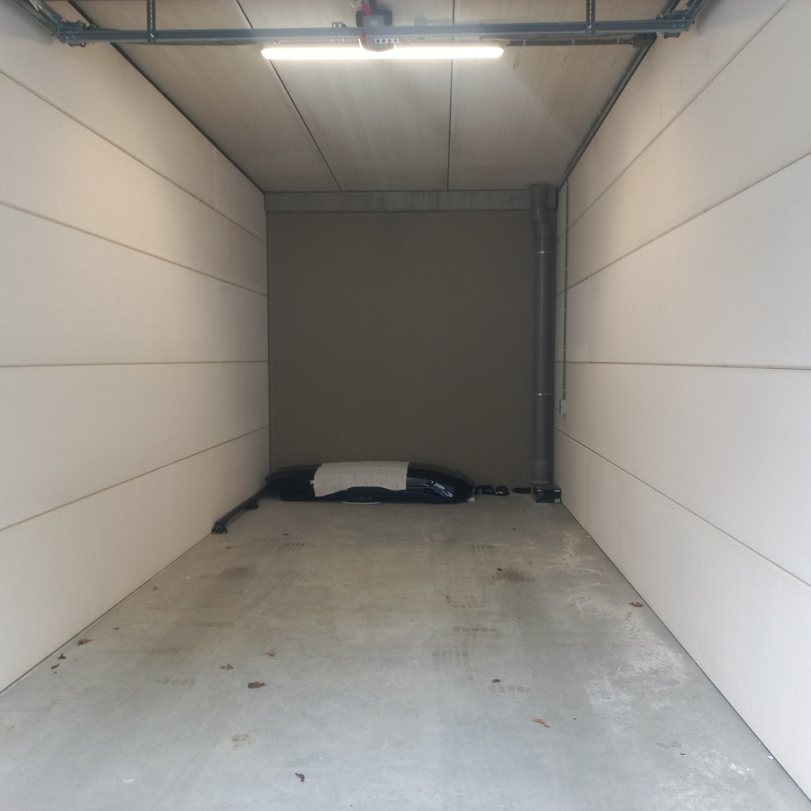 TE HUUR GARAGEBOX HOOGVLIET.