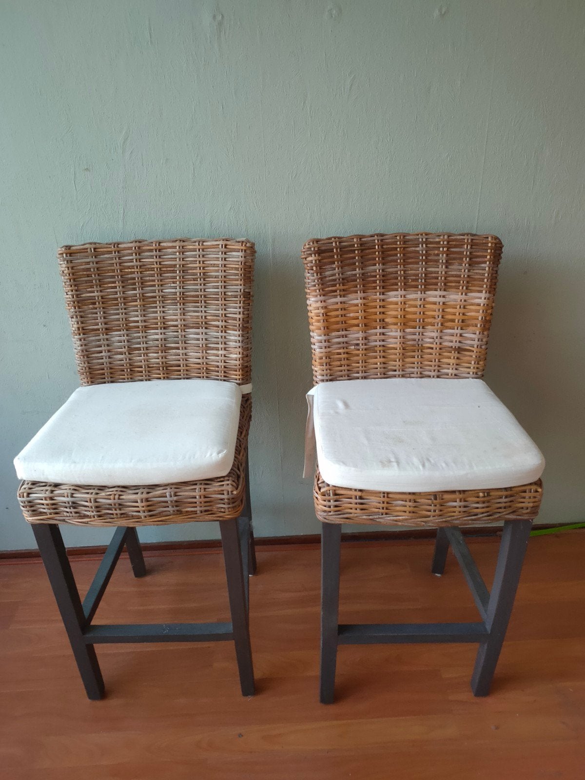 Rieten barstoelen met witte kussens, Ophalen
