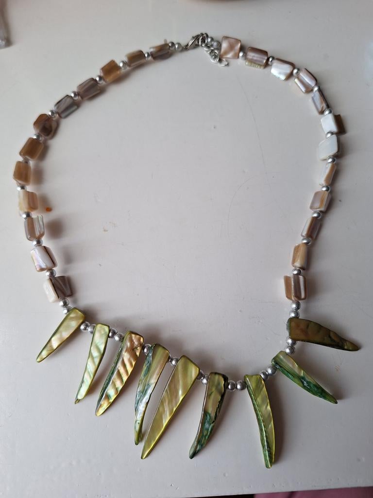 Unieke ketting met schelpjes en parelmoer, Beige, Ophalen of Verzenden, Steen of Mineraal, Verstelbaar