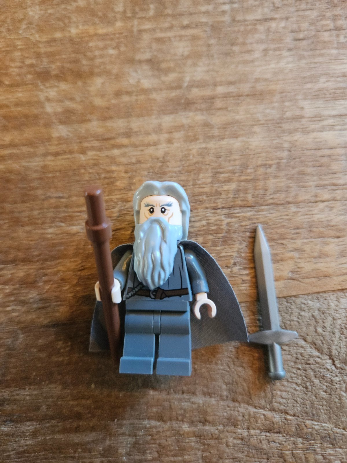 Lego Gandalf minifiguur met haar, cape, staf en zwaard, Verzenden, Zo goed als nieuw, Overige merken