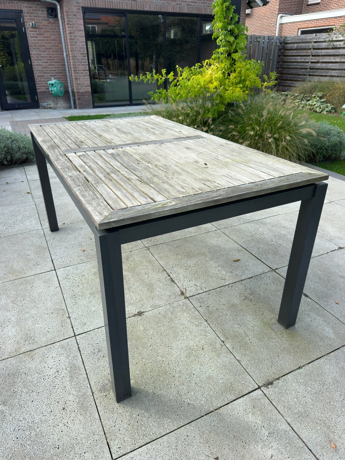 Hartman tuintafel met houten blad en metalen frame
