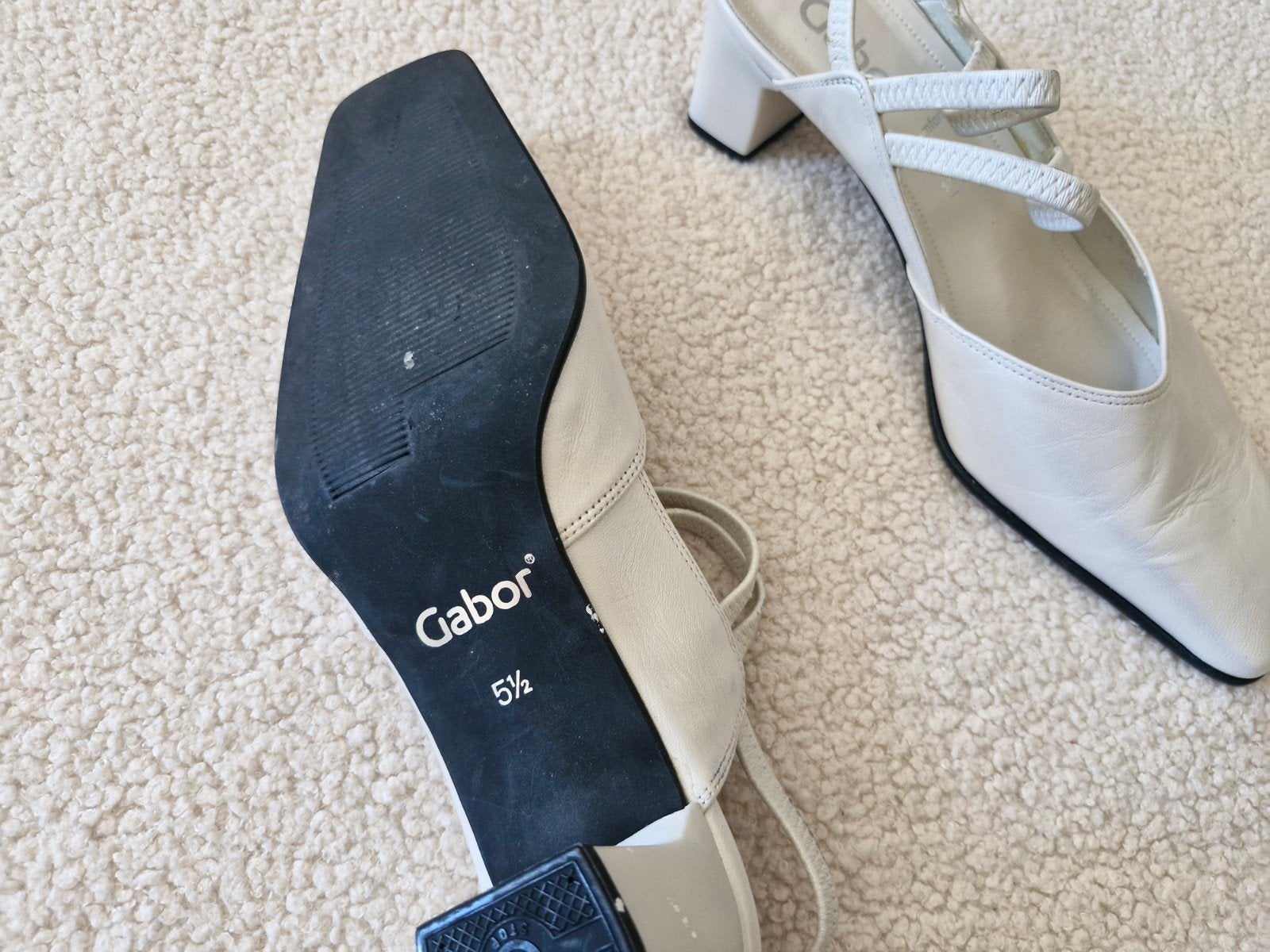 Ivoorkleurige trouwschoenen met kleine hak maat 38,5, Overige kleuren, Ophalen of Verzenden, Zo goed als nieuw, Onbekend