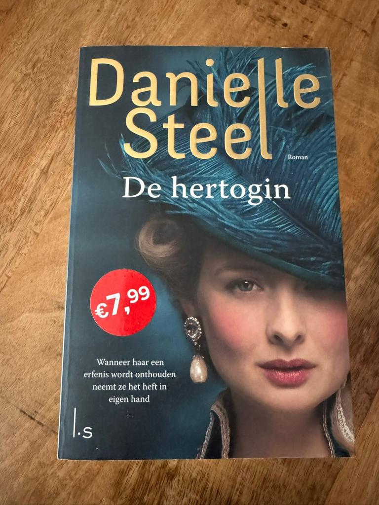 Danielle Steel - De hertogin, Ophalen of Verzenden, Gelezen, Nederland