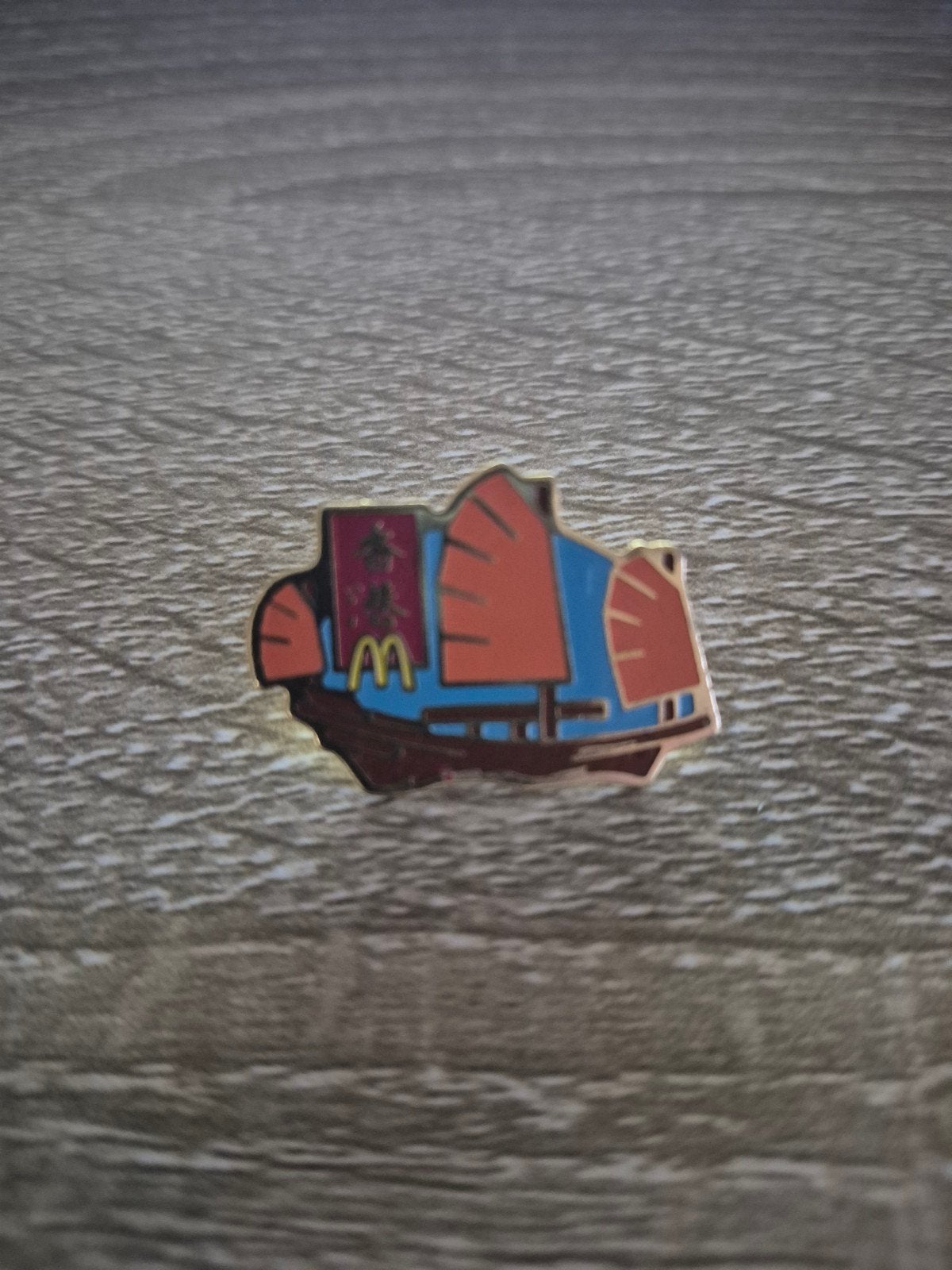 McDonald's Pin: Traditionele Chinese Boot met Logo, Ophalen of Verzenden, Gebruikt, Merk, Speldje of Pin