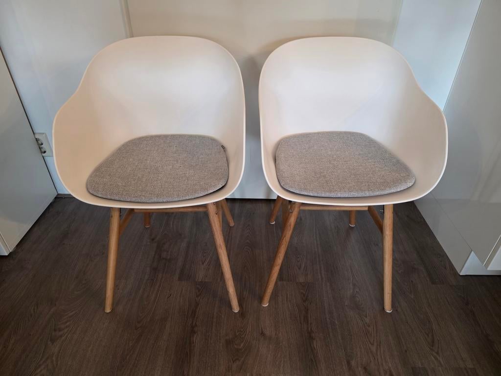 Twee witte eetkamerstoelen met kussens, Twee, Wit, Zo goed als nieuw, Ophalen