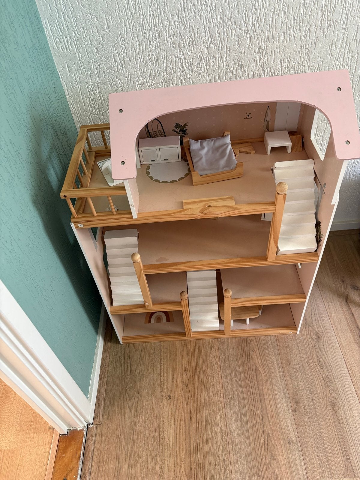 Groot houten poppenhuis met meubels van petite amelie