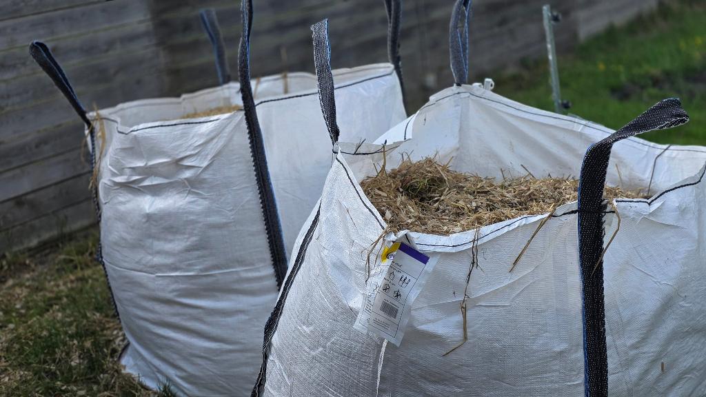 Gratis af te halen: Paardenmest op strobasis met dun zaagsel, Ophalen, Mest