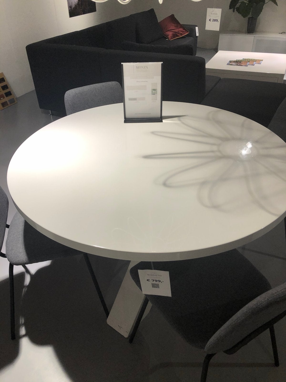 Goossens ronde eettafel met asymmetrische poten, Ophalen, Overige materialen, Gebruikt, 100 tot 150 cm